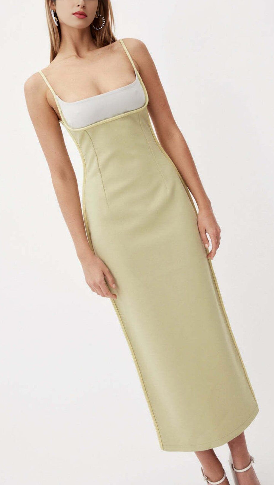 MIDIKLEID MIT HOSENTRÄGERN IM FARBBLOCK-STIL IN SALATGRÜN