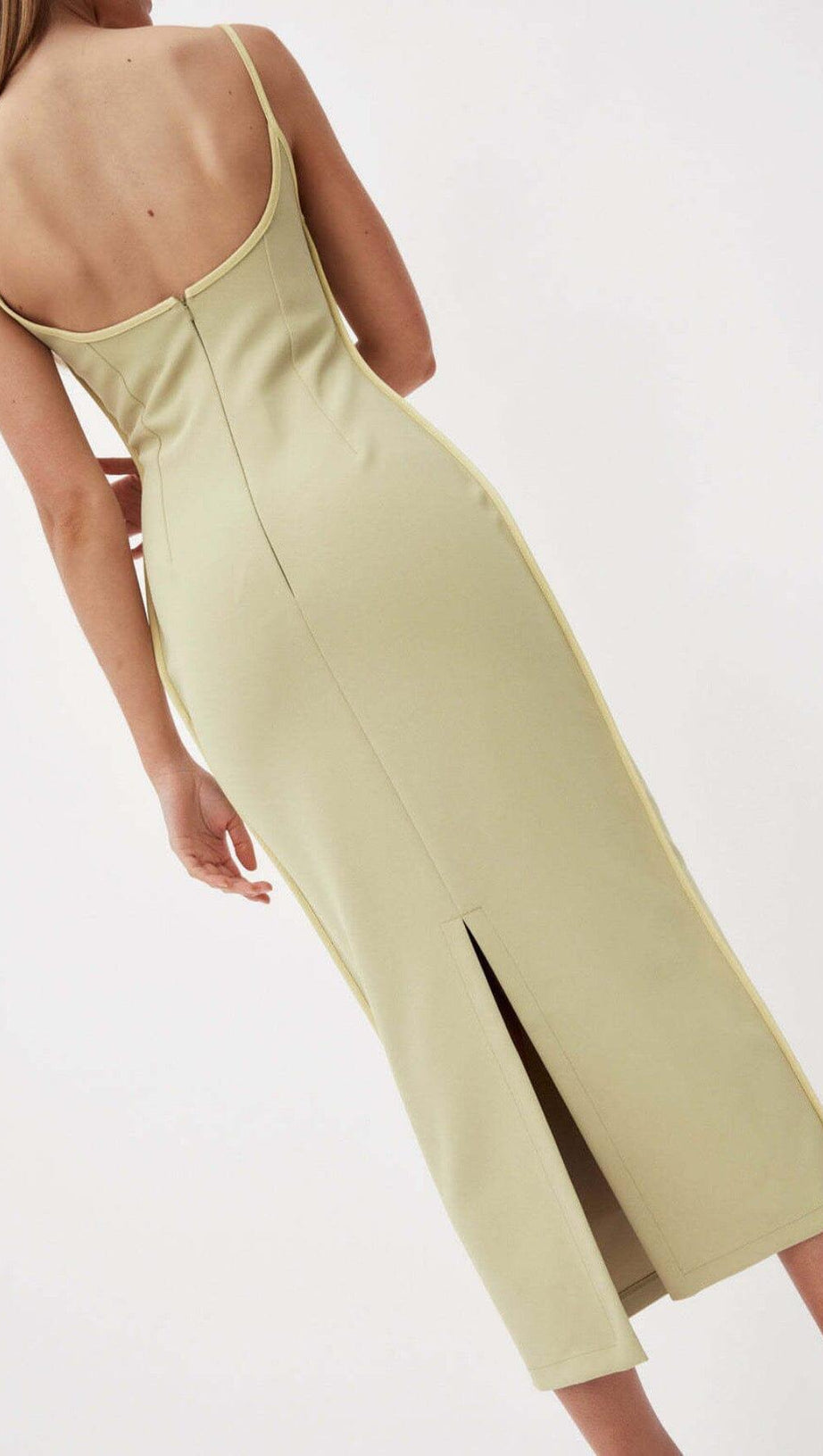 MIDIKLEID MIT HOSENTRÄGERN IM FARBBLOCK-STIL IN SALATGRÜN