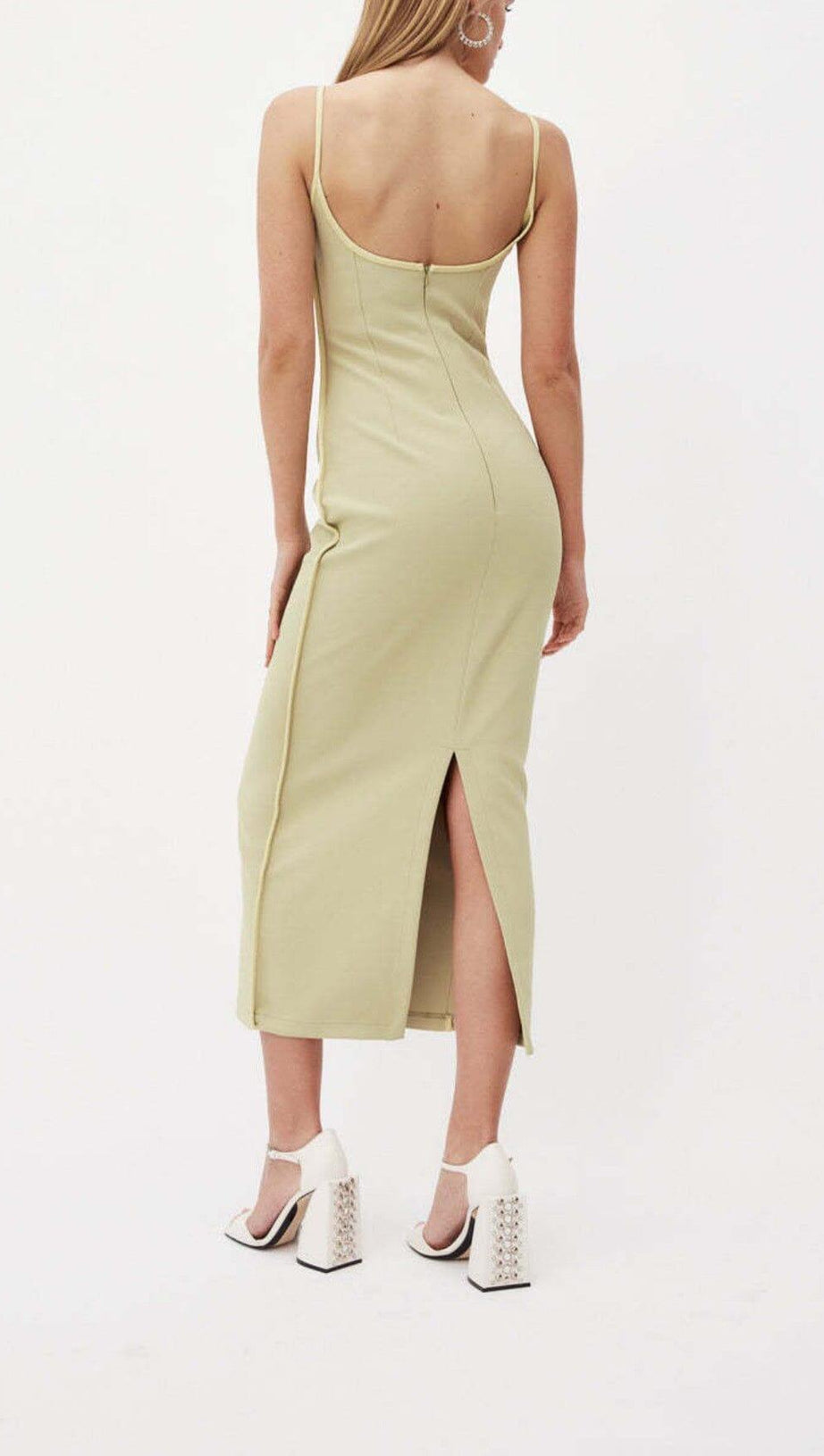 MIDIKLEID MIT HOSENTRÄGERN IM FARBBLOCK-STIL IN SALATGRÜN