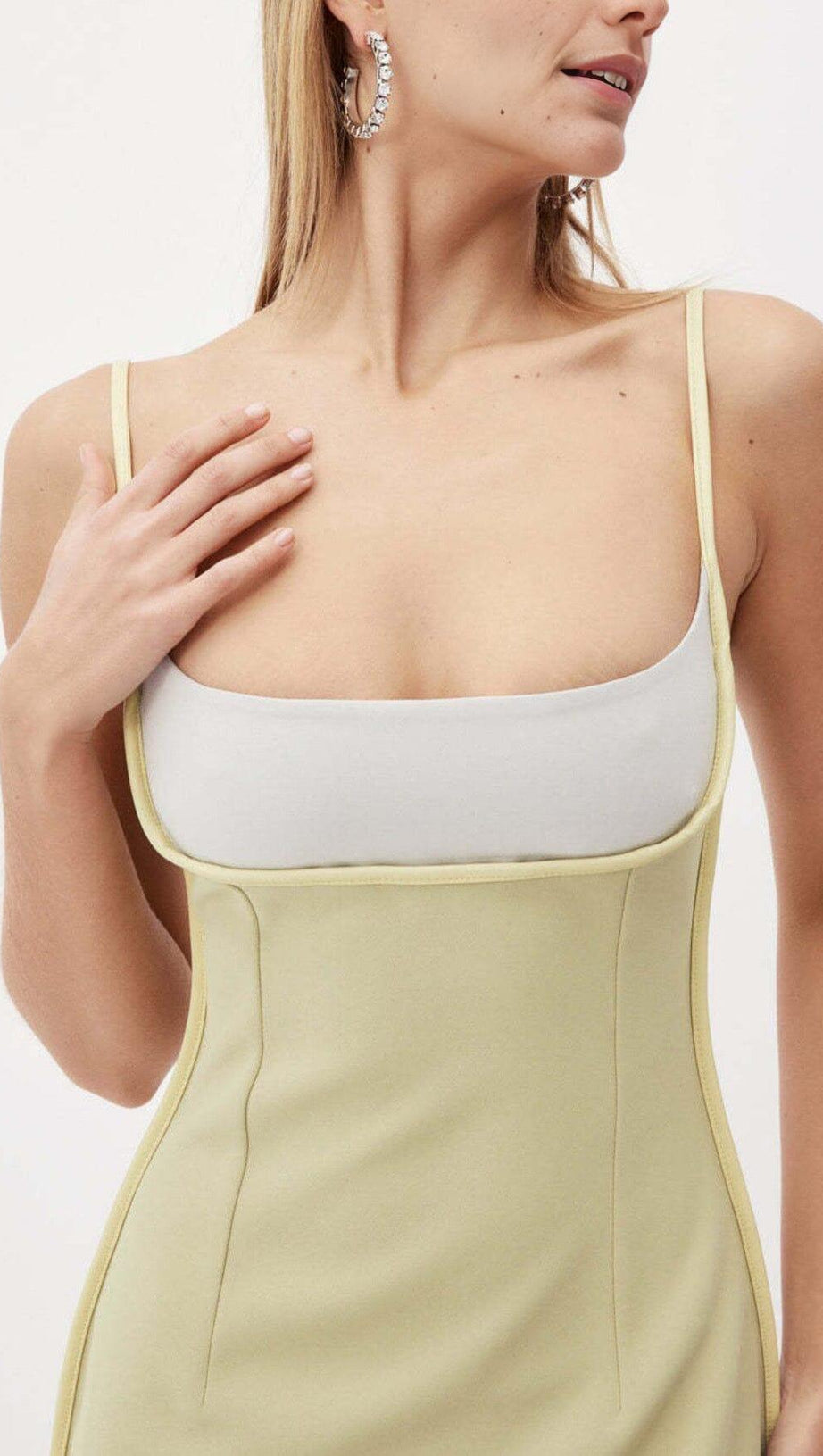 MIDIKLEID MIT HOSENTRÄGERN IM FARBBLOCK-STIL IN SALATGRÜN