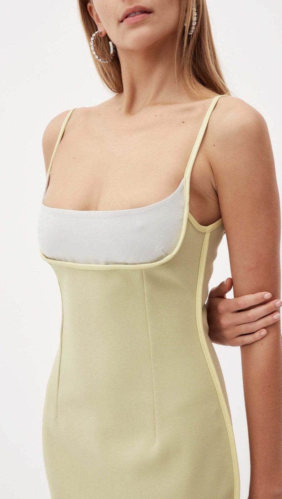 MIDIKLEID MIT HOSENTRÄGERN IM FARBBLOCK-STIL IN SALATGRÜN