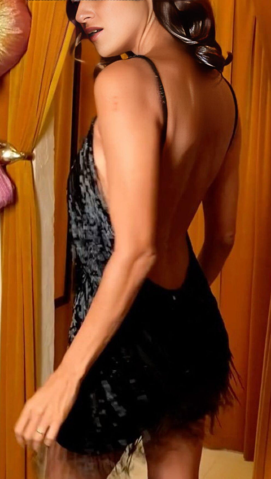 Schwarzes Strapskleid mit Fransen