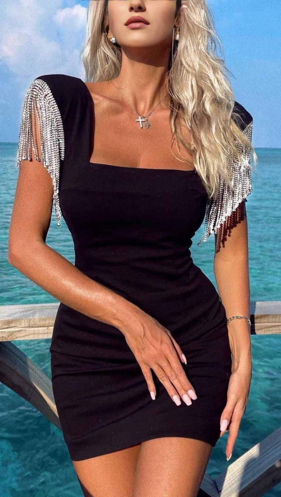 ABITO IN MAGLIA CON NAPPINE A DIAMANTI IN NERO