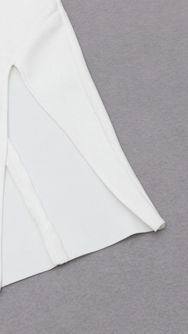ABITO BIANCO CON CATENA E SPALLE INCROCIATE