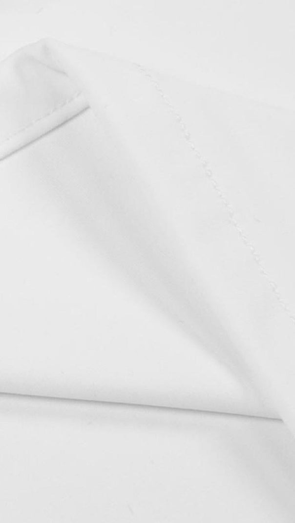 Weißes Kleid mit überkreuzten Schultern und offenem Rücken