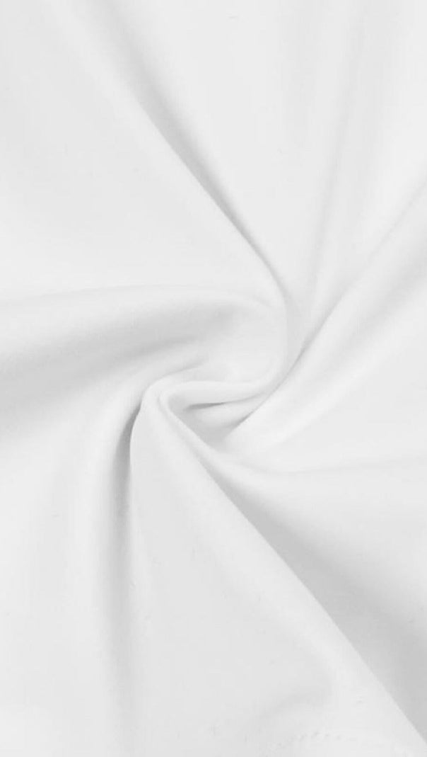 Weißes Kleid mit überkreuzten Schultern und offenem Rücken