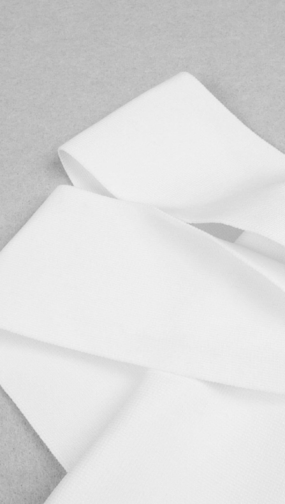 BANDEAU-ONE-SHOULDER-STRICKKLEID IN WEISS