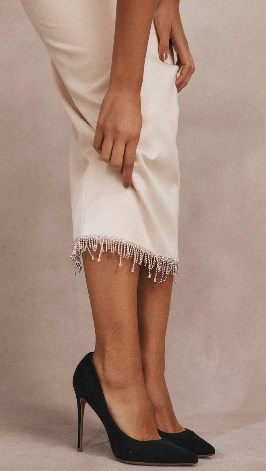 Elfenbeinfarbenes MIDIKLEID mit Kristallen