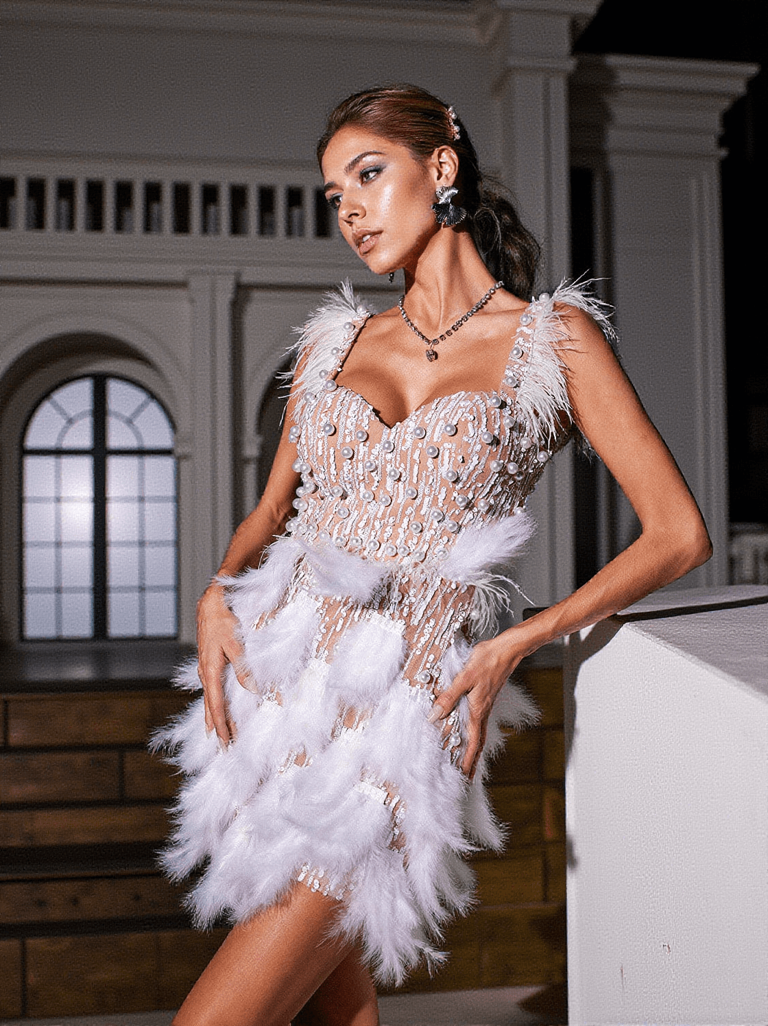 ABITO DERBY CON PIUME E PAILLETTES