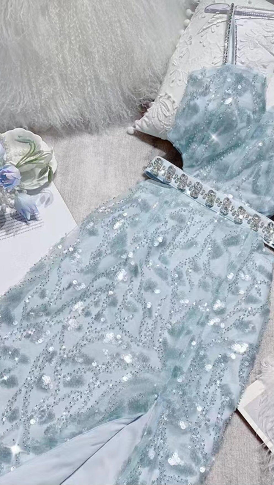 ABITO SENZA VITA CON PAILLETTES, TAGLIO A ROMBO, AZZURRO CHIARO