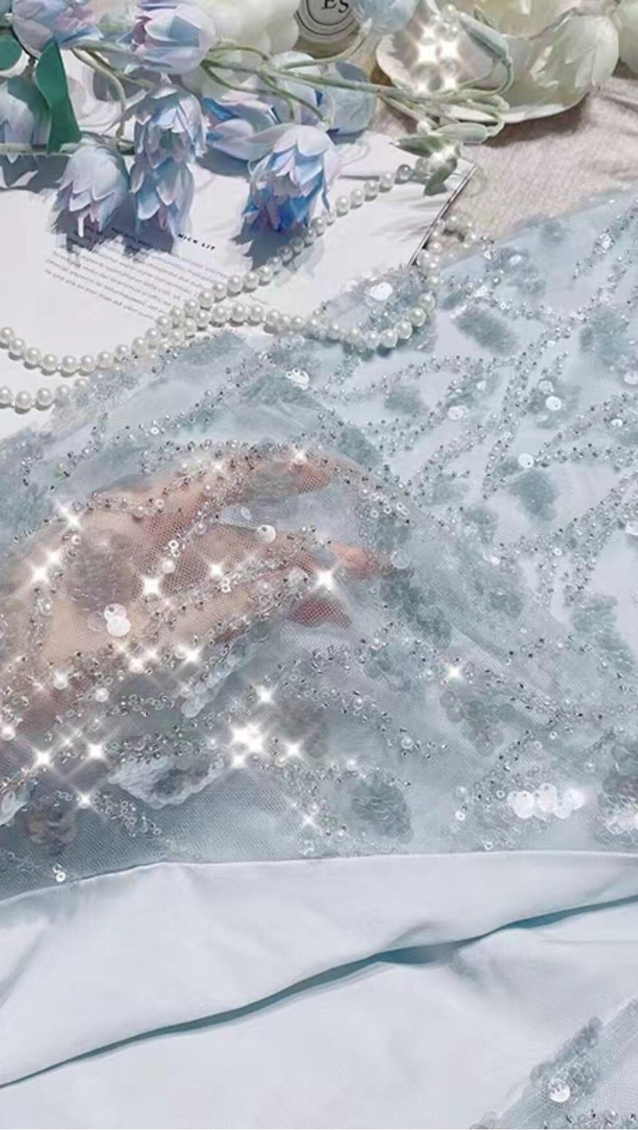 ABITO SENZA VITA CON PAILLETTES, TAGLIO A ROMBO, AZZURRO CHIARO