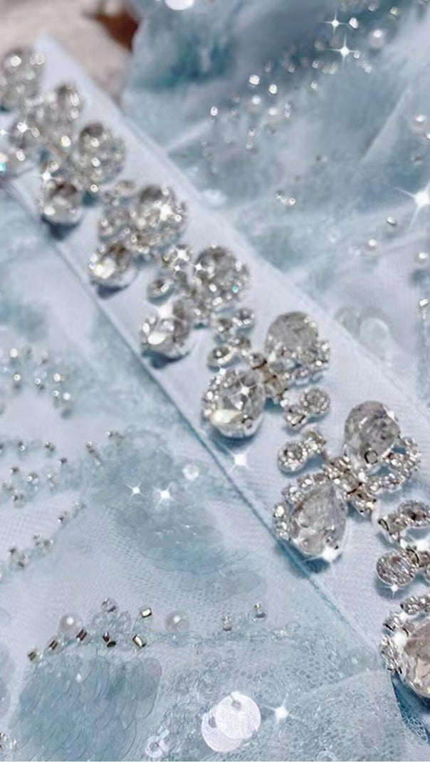 ABITO SENZA VITA CON PAILLETTES, TAGLIO A ROMBO, AZZURRO CHIARO