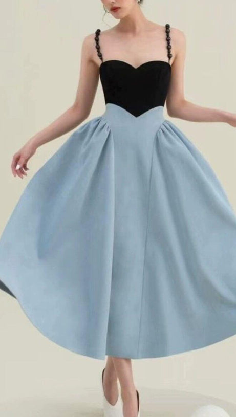 Minimalistisches Kleid mit Spandex-Nähten in Schwarz und Blau