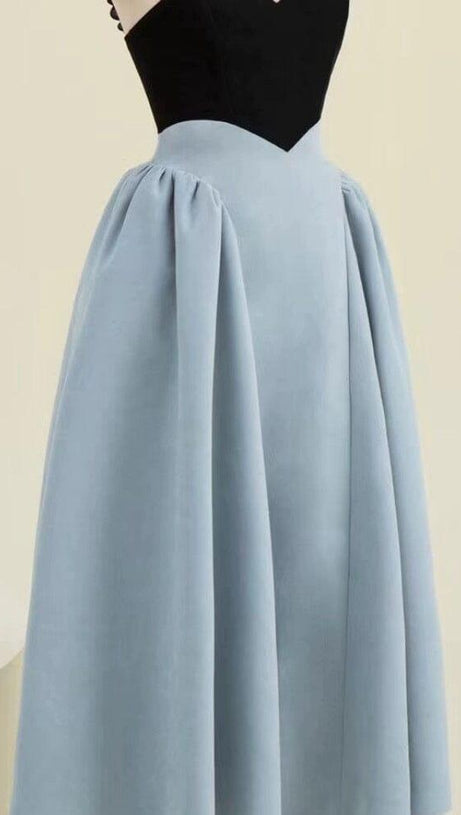 Minimalistisches Kleid mit Spandex-Nähten in Schwarz und Blau