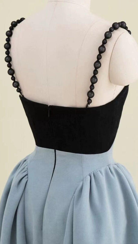 Minimalistisches Kleid mit Spandex-Nähten in Schwarz und Blau