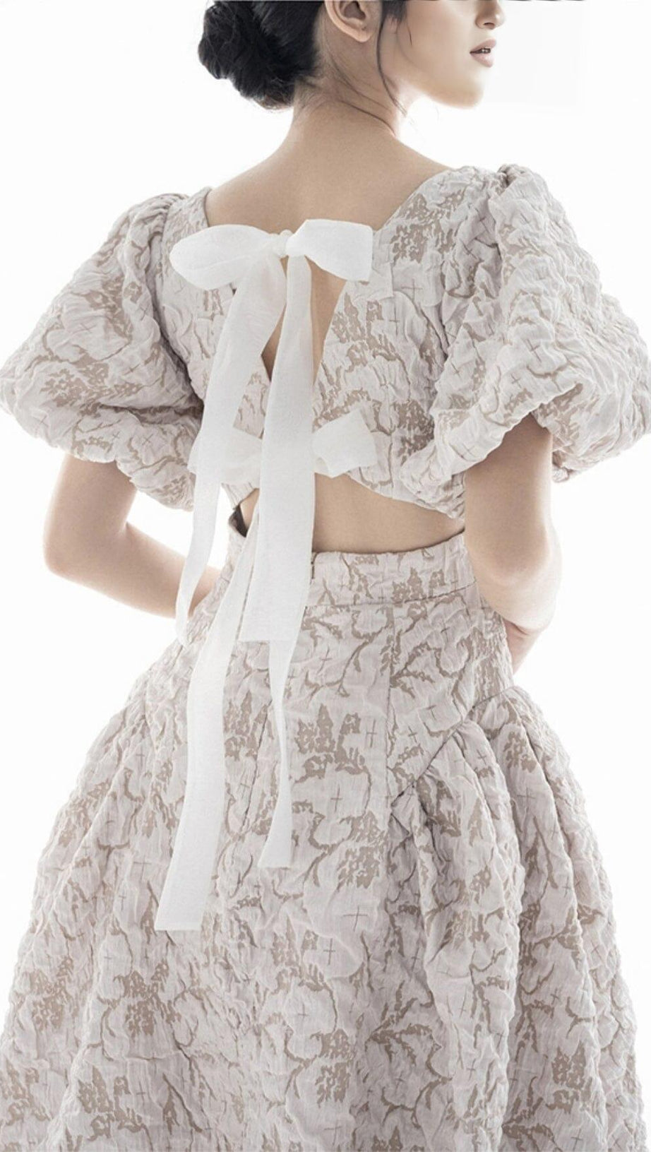 MIDIKLEID MIT PUFFÄRMELN UND SCHMETTERLINGSSCHNÜRUNG IN ELFENBEIN