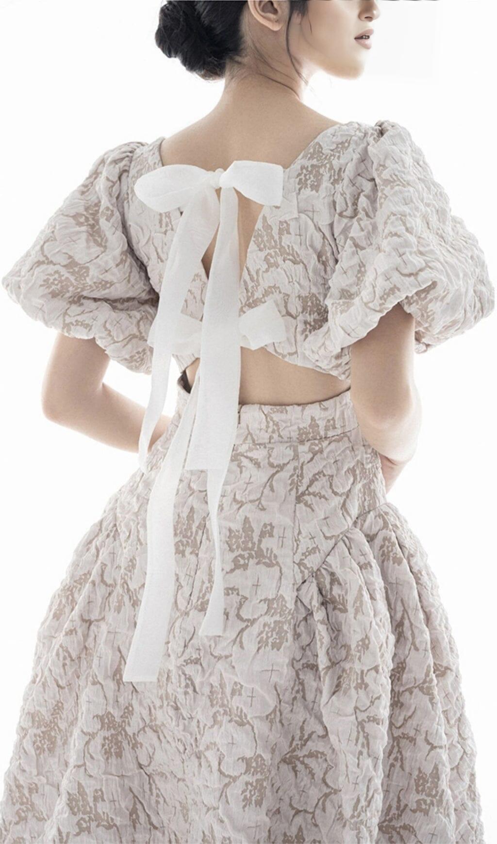 MIDIKLEID MIT PUFFÄRMELN UND SCHMETTERLINGSSCHNÜRUNG IN ELFENBEIN