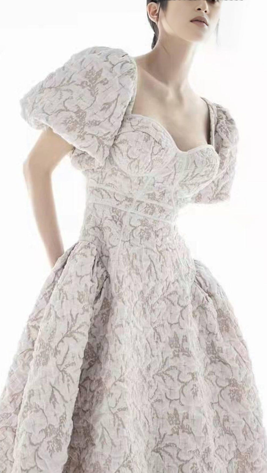 MIDIKLEID MIT PUFFÄRMELN UND SCHMETTERLINGSSCHNÜRUNG IN ELFENBEIN