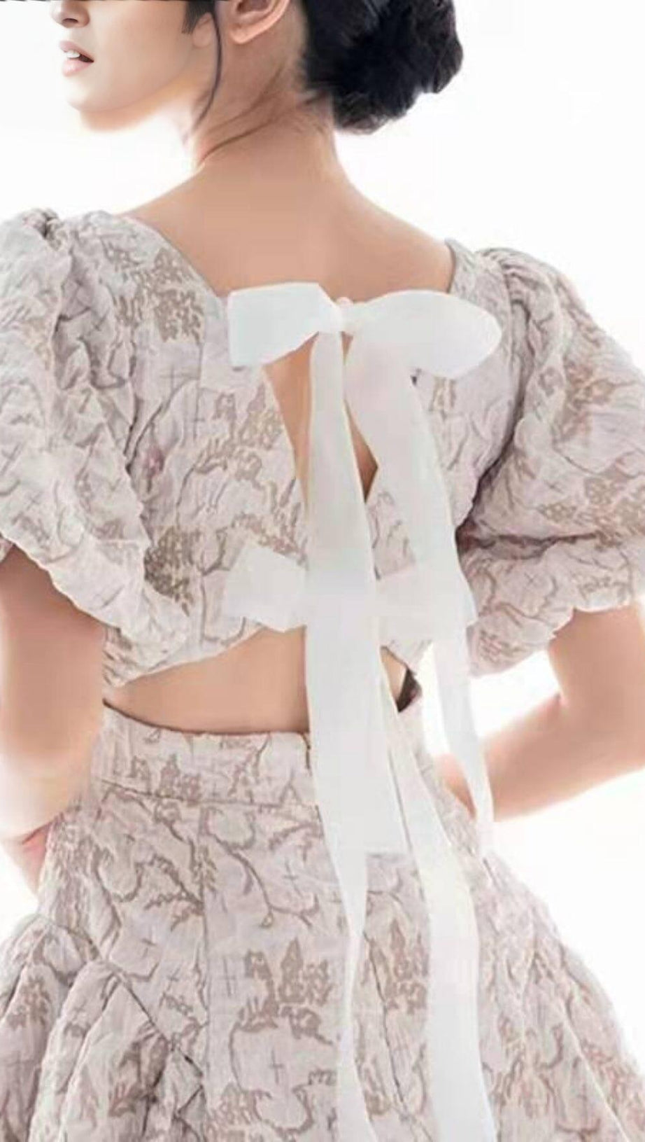 MIDIKLEID MIT PUFFÄRMELN UND SCHMETTERLINGSSCHNÜRUNG IN ELFENBEIN