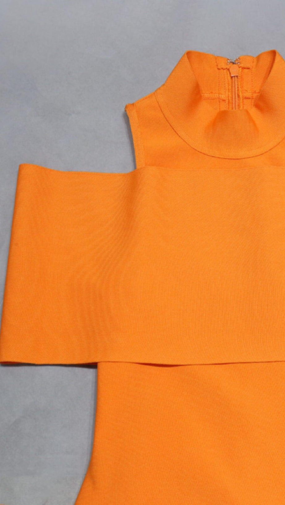 OFF-THE-SHOULDER ENGES KLEID IN ORANGE