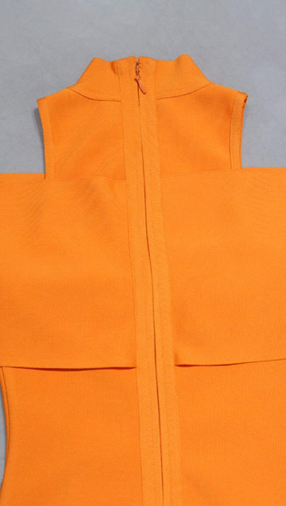 OFF-THE-SHOULDER ENGES KLEID IN ORANGE