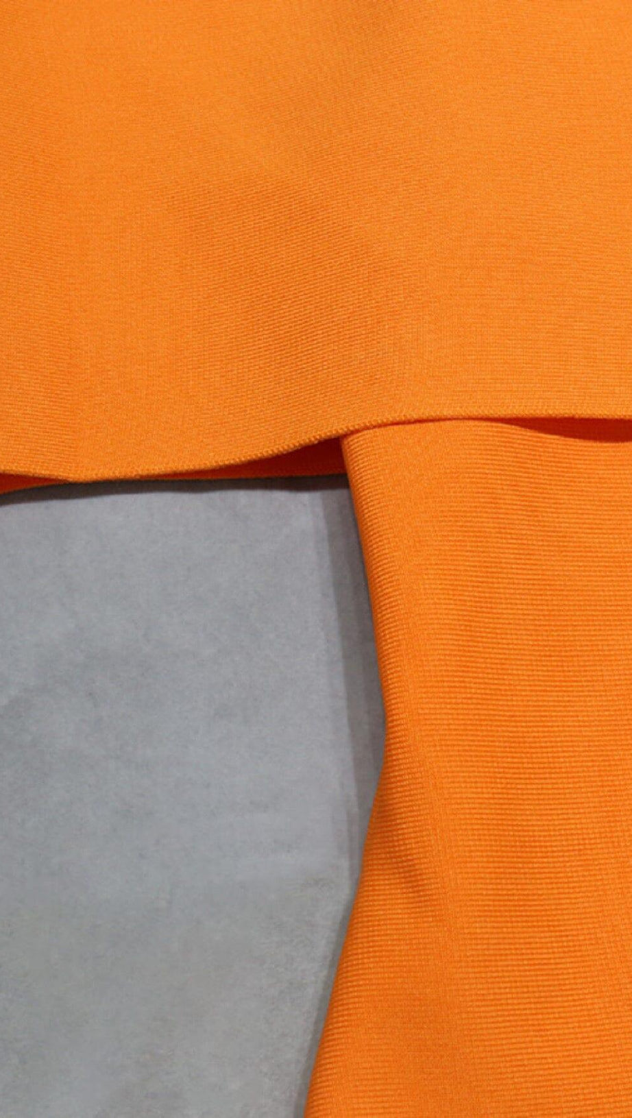 OFF-THE-SHOULDER ENGES KLEID IN ORANGE