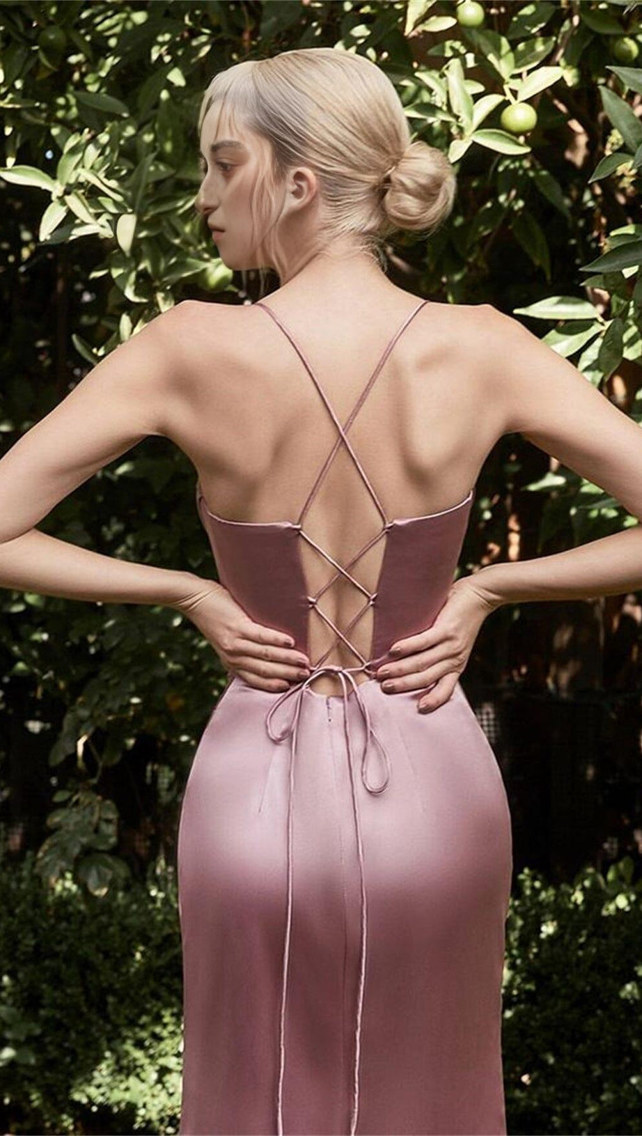 Maxikleid aus Satin mit Strapsen