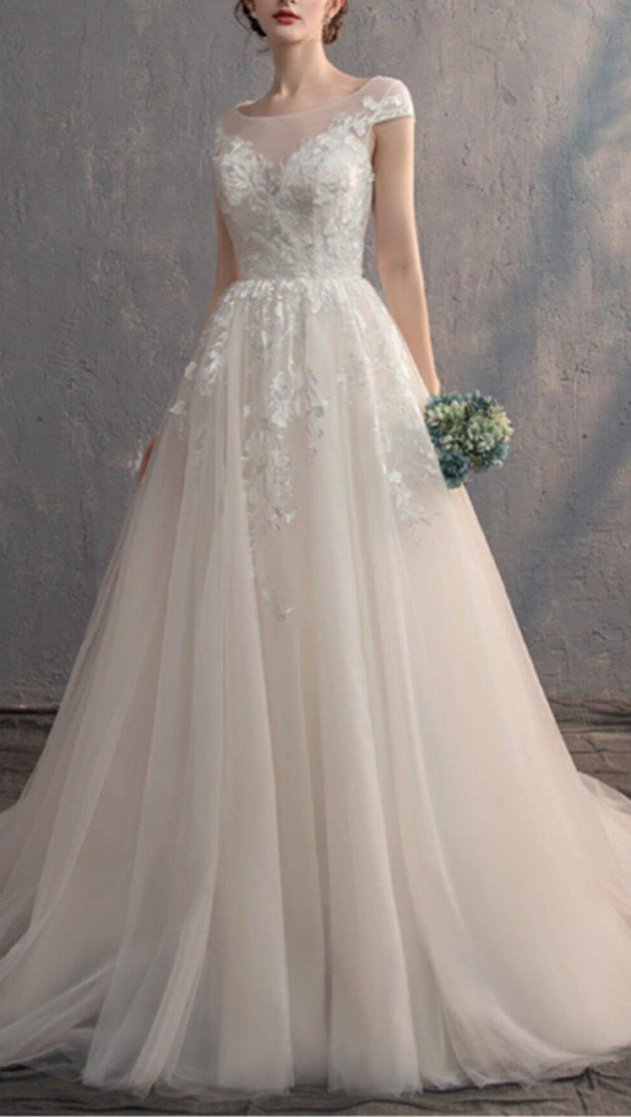 WHITE TRAILING LACE WEDDING DRESS