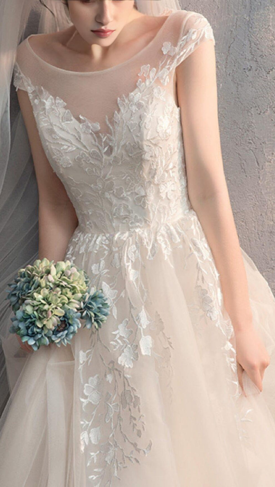 WHITE TRAILING LACE WEDDING DRESS