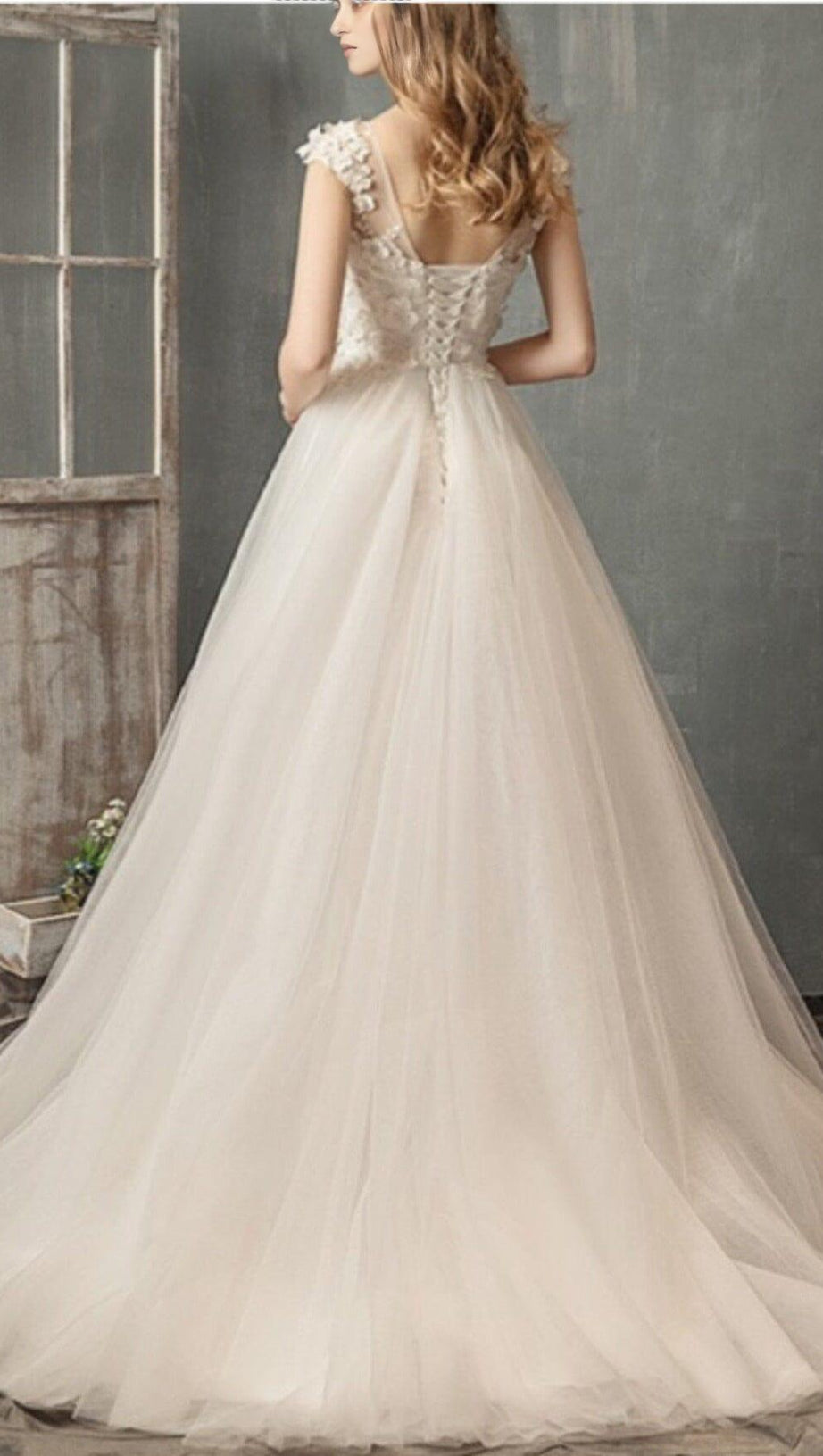 THREE-DIMENSIONAL FLOWER DRAG-TAILED WEDDING DRESS IN WHITE