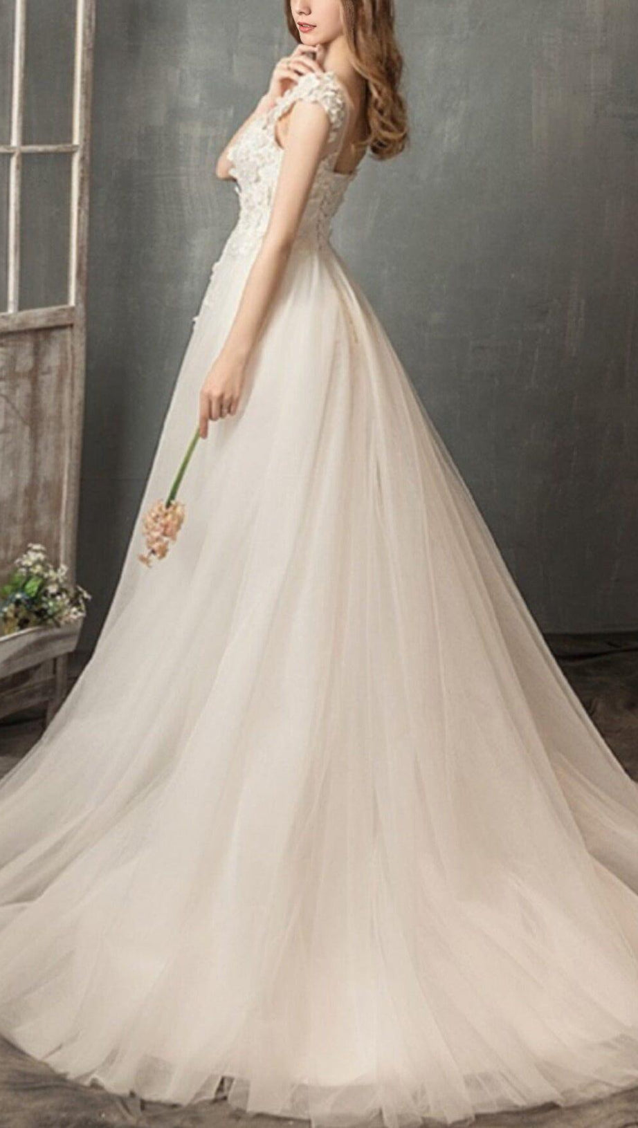 THREE-DIMENSIONAL FLOWER DRAG-TAILED WEDDING DRESS IN WHITE