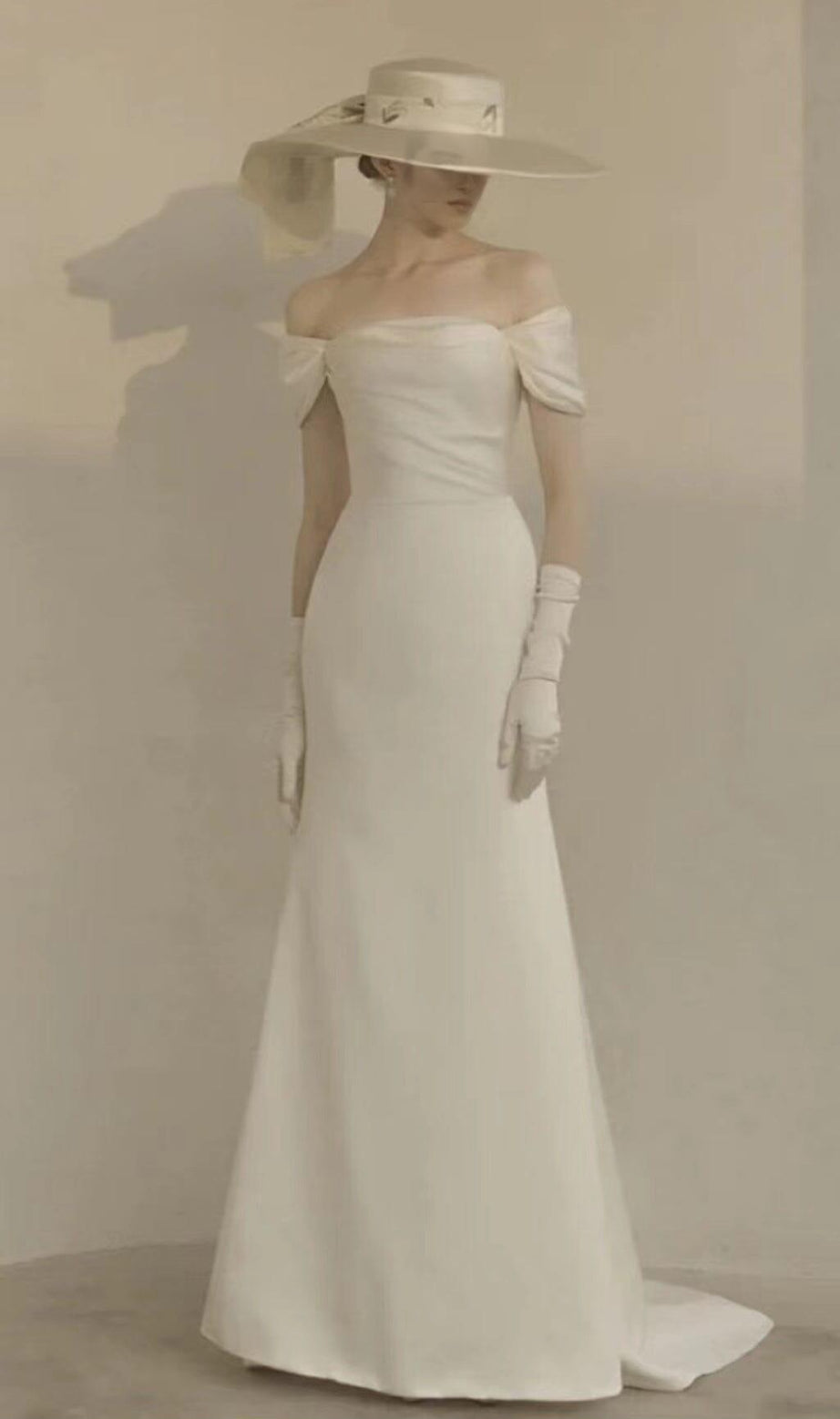 ONE-LINE SHOULDER AND WAISTED FISHTAIL DRESS IN WHITE