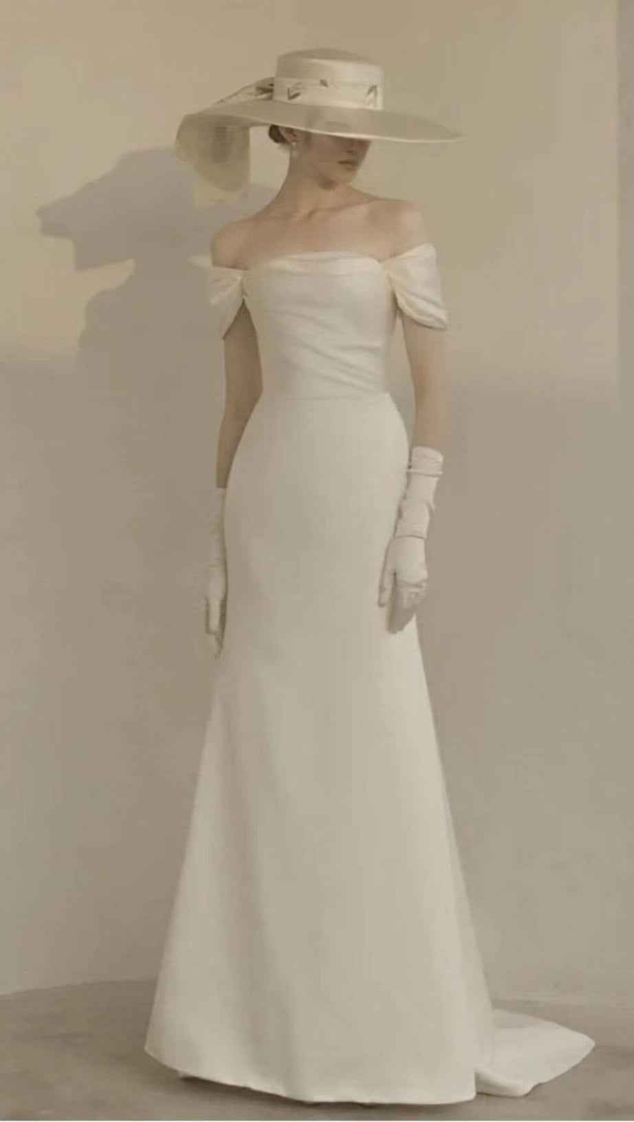 ONE-LINE SHOULDER AND WAISTED FISHTAIL DRESS IN WHITE