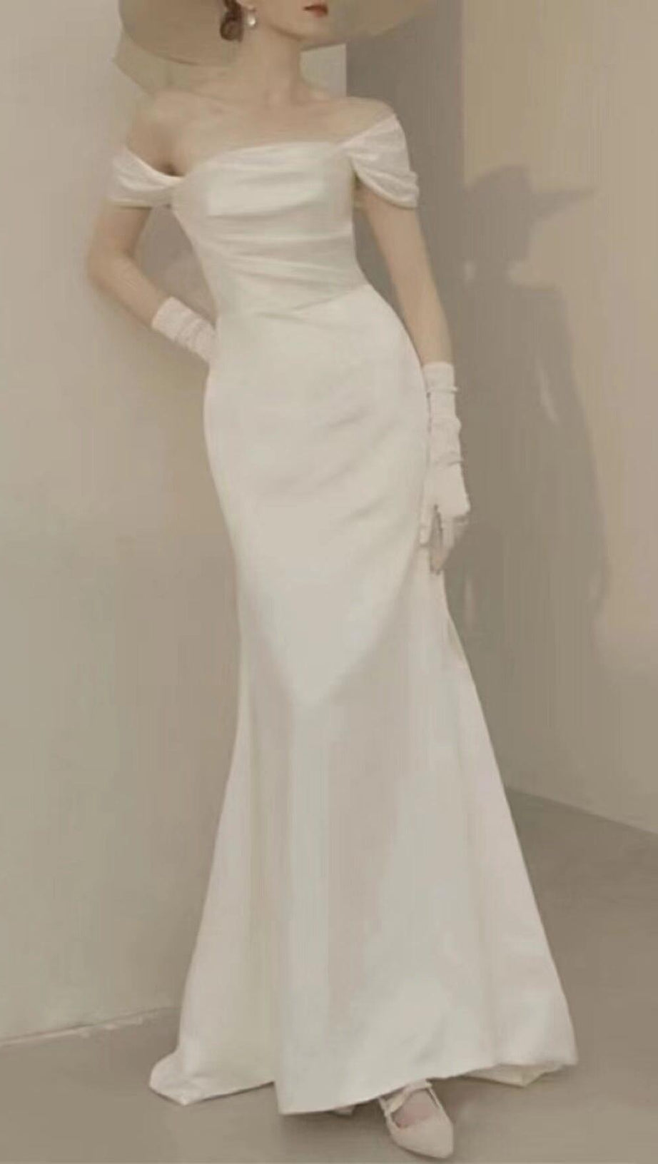 ONE-LINE SHOULDER AND WAISTED FISHTAIL DRESS IN WHITE