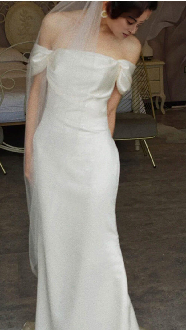 AIIZIE ONE-LINE SHOULDER AND WAISTED FISHTAIL DRESS IN WHITE - product image