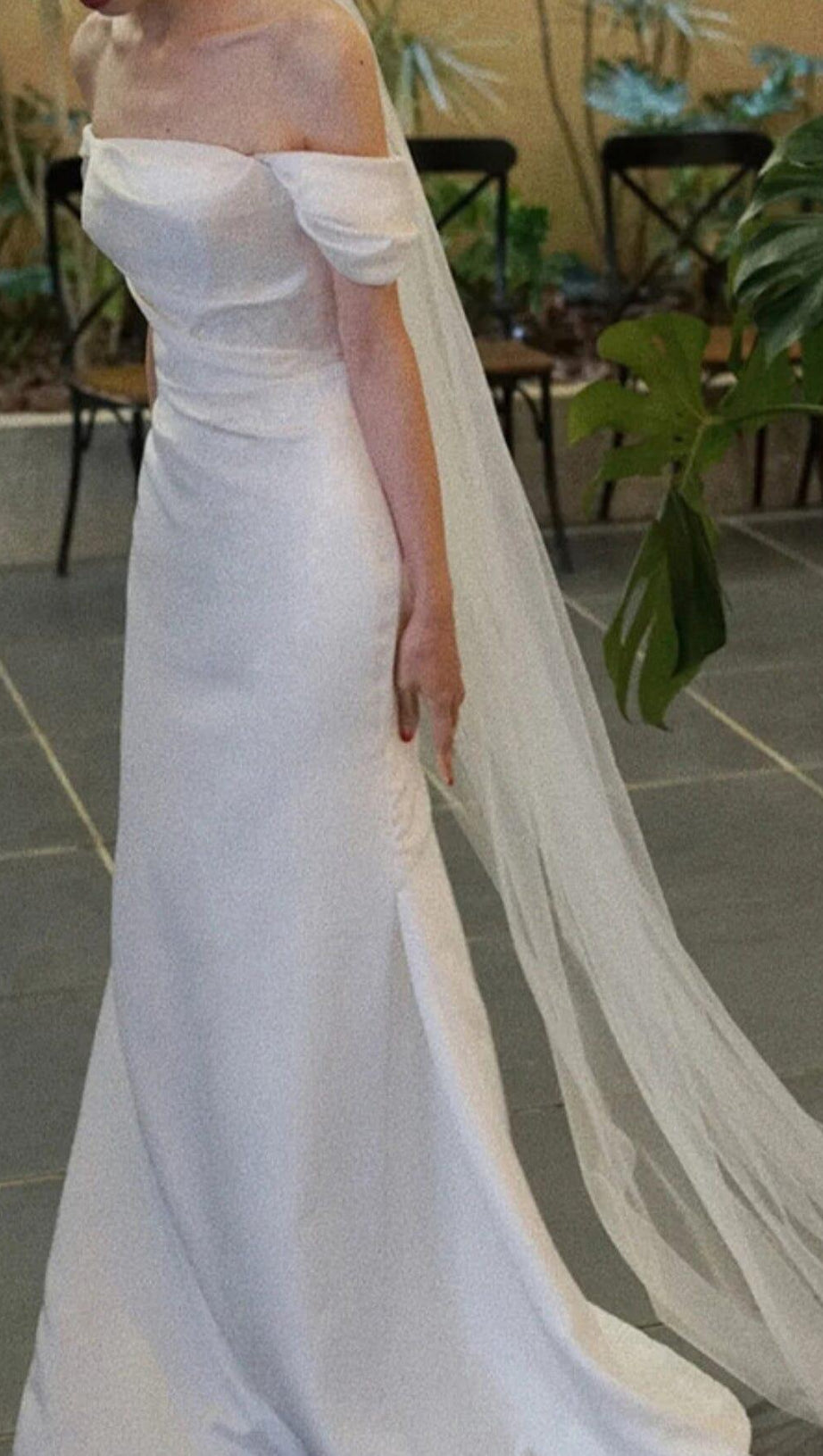 ONE-LINE SHOULDER AND WAISTED FISHTAIL DRESS IN WHITE