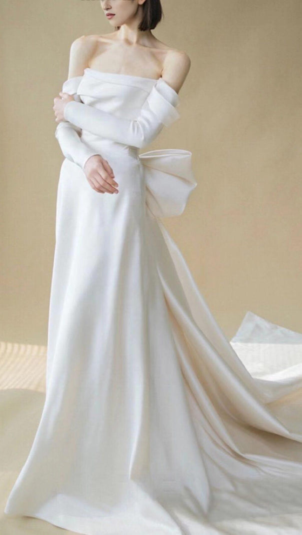 Neckholderkleid mit großer Schleife an den Schultern in Weiß