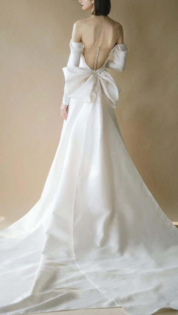 Neckholderkleid mit großer Schleife an den Schultern in Weiß
