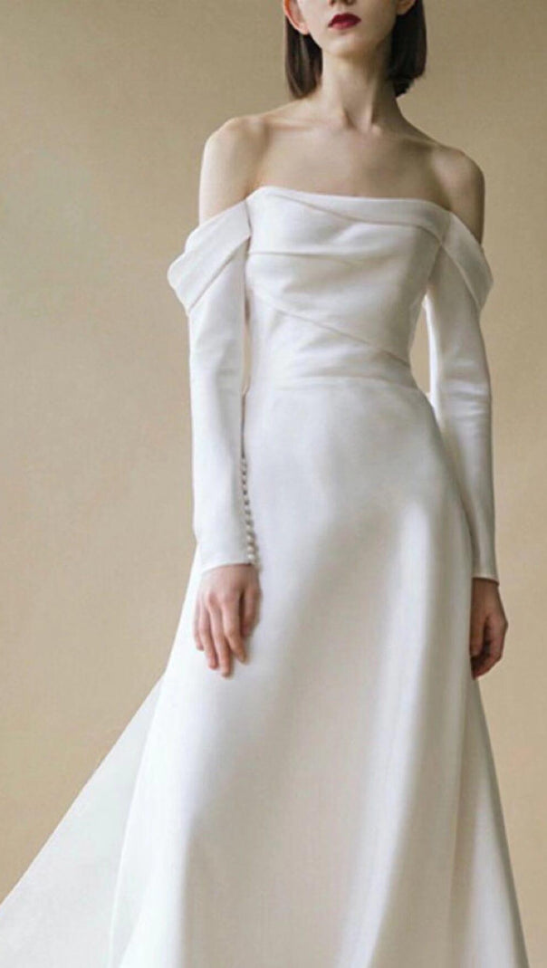 Neckholderkleid mit großer Schleife an den Schultern in Weiß