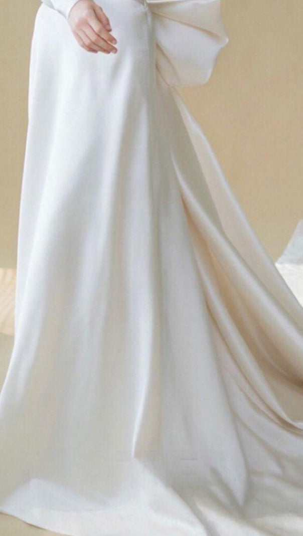 Neckholderkleid mit großer Schleife an den Schultern in Weiß