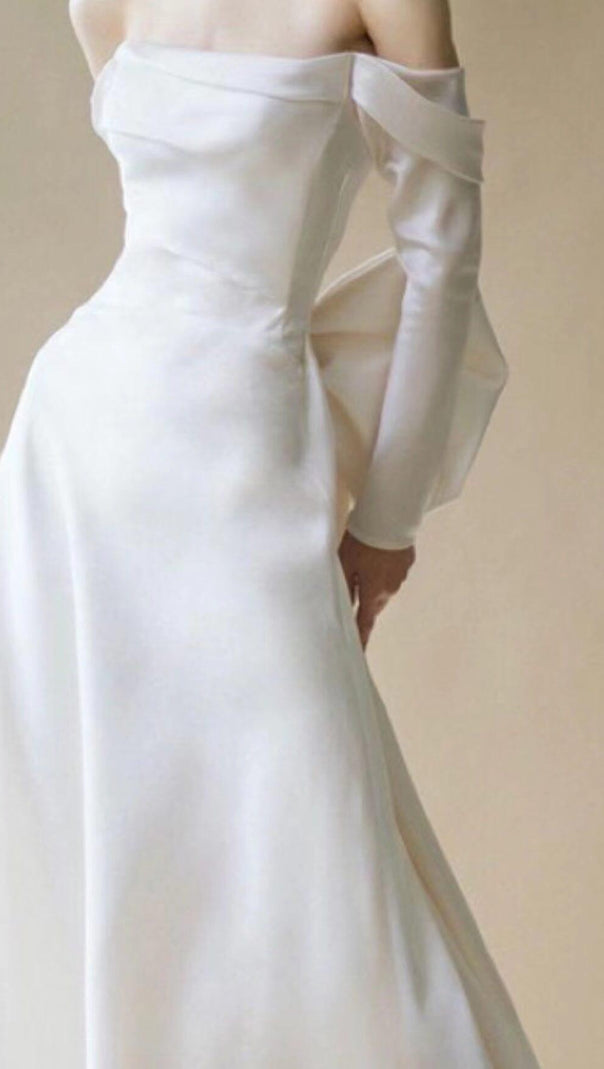 Neckholderkleid mit großer Schleife an den Schultern in Weiß