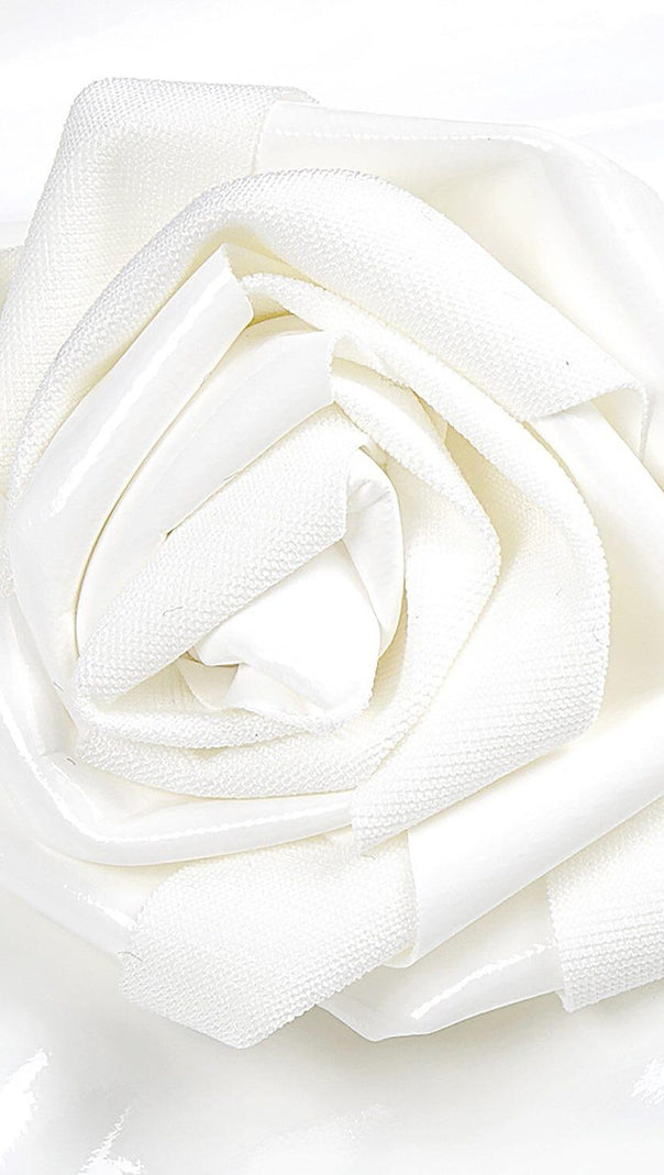 Glamouröses, hautenges Latexkleid in Weiß