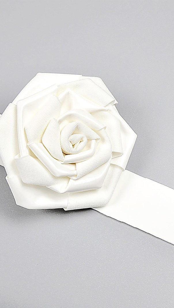 Glamouröses, hautenges Latexkleid in Weiß