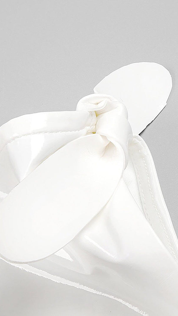 Glamouröses, hautenges Latexkleid in Weiß