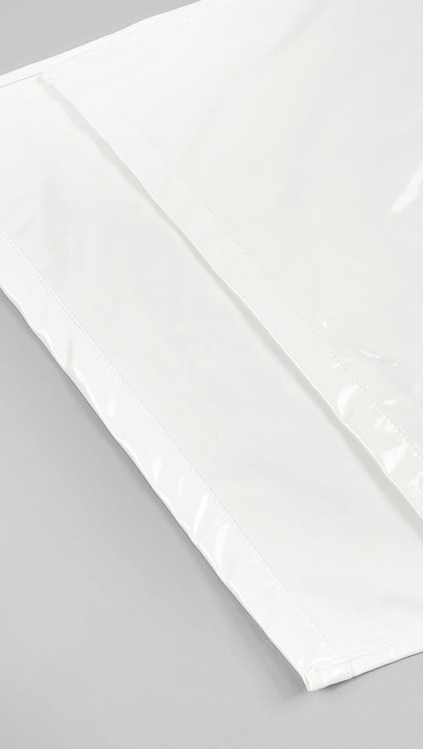 Glamouröses, hautenges Latexkleid in Weiß