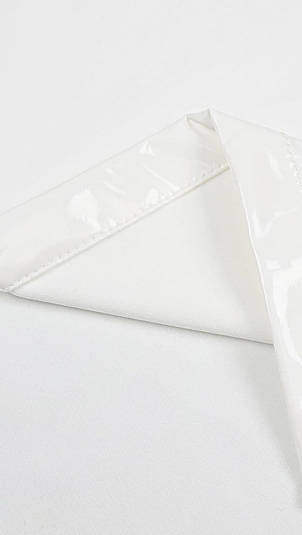 Glamouröses, hautenges Latexkleid in Weiß