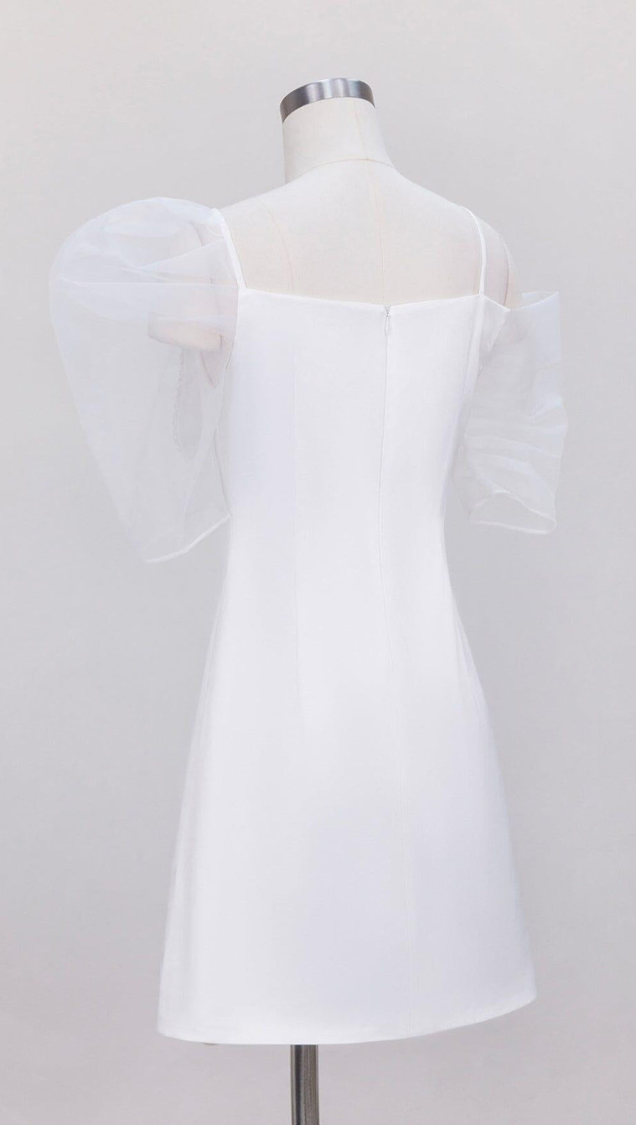 WEISSES KLEID MIT PUFFÄRMELN UND SCHLEIFE