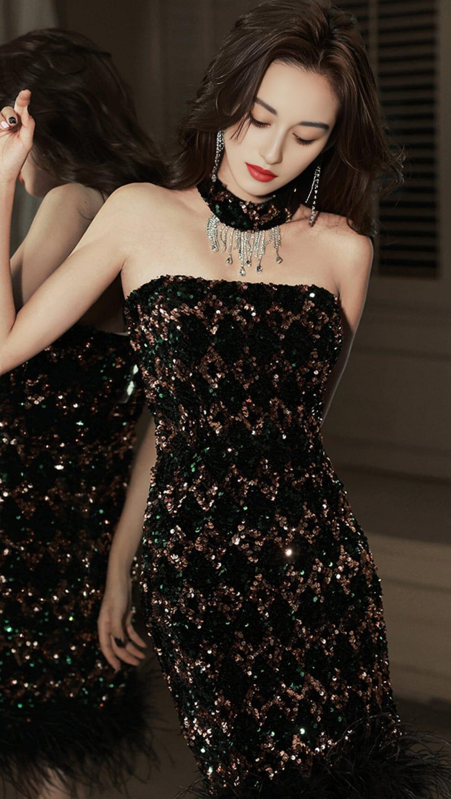 MINI ABITO CON MANICHE SENZA SPALLINE E PAILLETTES IN NERO