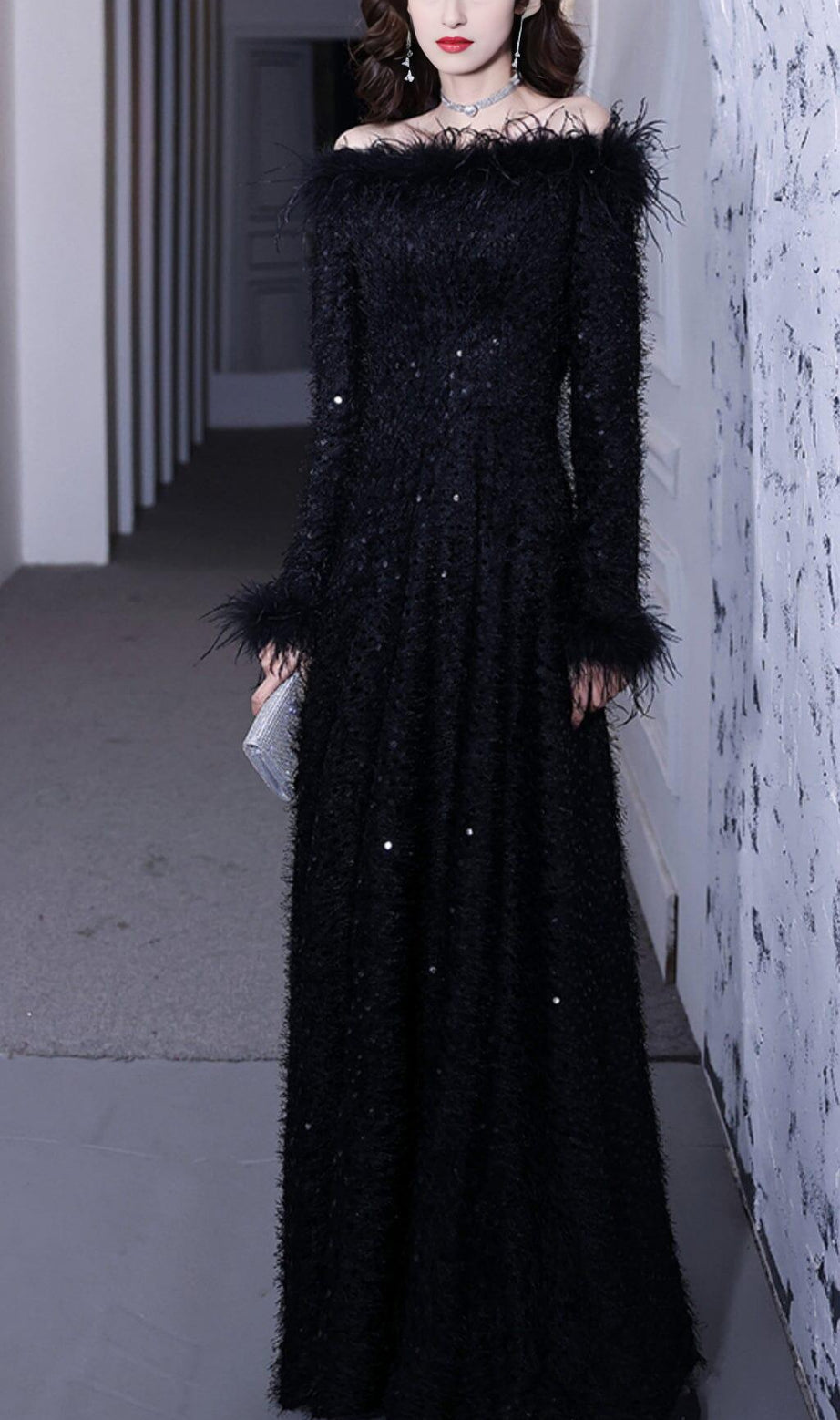 ABITO SEXY CON PIUME E SPALLE SCOPERTE IN PAILLETTES, A MANICHE LUNGHE, NERO