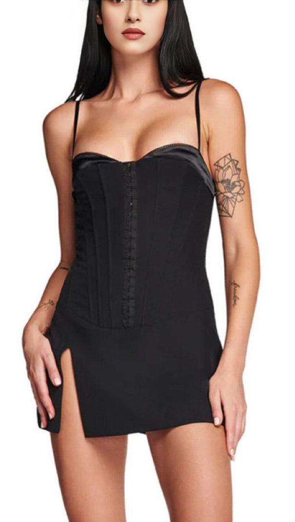 MINIKLEID MIT FISCHGRÄTEN-STRUMPFHOSEN IN SCHWARZ